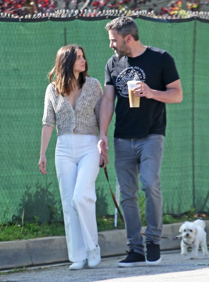 ¿Quién no se ha puesto todavía  unos pantalones blancos ? Ana de Armas ya los lleva, de tiro alto y con bolsillos a la vista, y los combina con una chaqueta de manga corta jaspeada en tonos marrones.