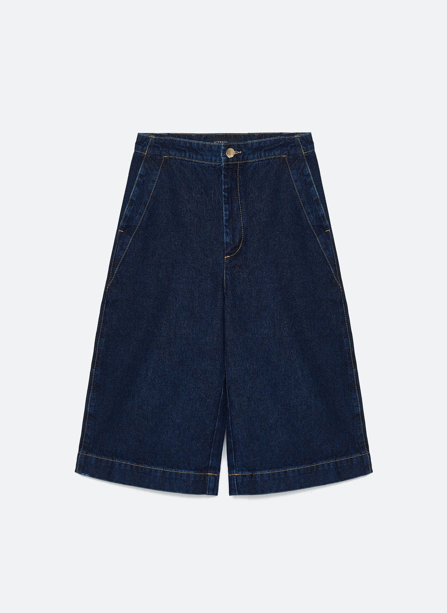 Las bermudas están pisando fuerte esta temporada en las pasarelas, y esta versión denim de Uterqüe es un básico que nos vamos a poner a todas horas. (59 euros).