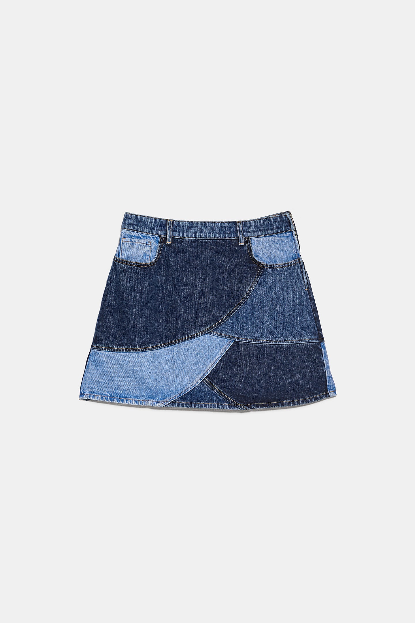 Falda mini patchwork de Zara, la tendencia denim que arrasa en las pasarelas y en el street style. (22,95 euros).