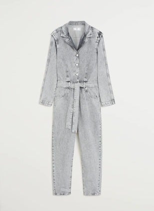 Mono efecto lavado con mangas rugby y cinturón de Mango. (49,99 euros).