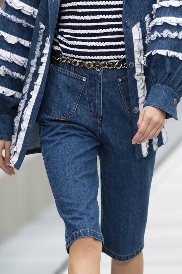 Campiña francesa. Vaqueros rectos con bolsillos plastrón, de Chanel.