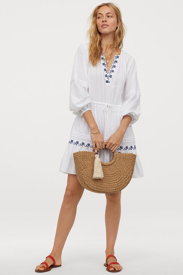 Este vestido blanco con bordados azules nos transporta, directamente, a las vacaciones de verano. Es de H&M (39,99 euros).
