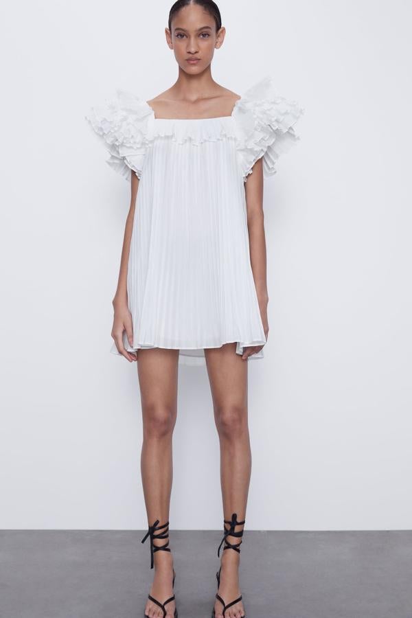 Mini, plisado y con volantes en las mangas. Este vestido ha sido ya el objeto de deseo de las influencers y ahora ya también será el tuyo (39,95 euros).