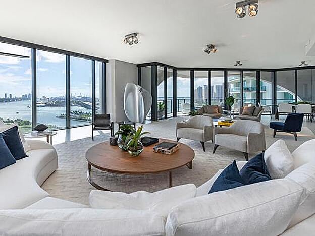 Una vista del amplísimo espacio para estar, con un gran sillón semicircular y butacones.