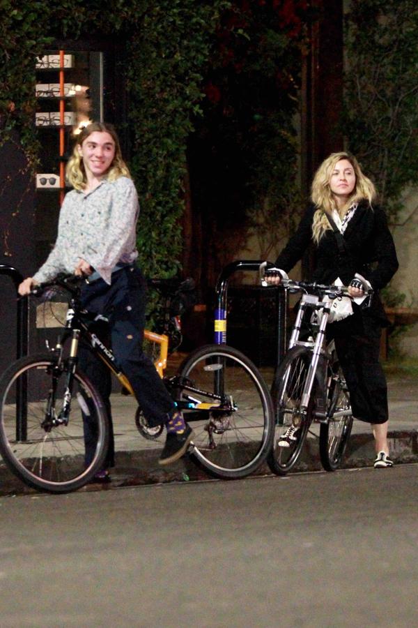 Uno de los golpes más duros que recibió fue la decisión de su hijo adolescente, que prefirió quedarse a vivir con su padre en Londres antes que mudarse con ella y el resto de sus hermanos.