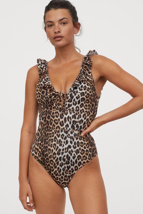 El estampado animal no podía faltar en esta selección, y ha sido H&M la que ha apostado por el con este bañador con escote profundo y lazada delantera que tiene volantes en los tirantes. Cuesta 29,99 euros y está disponible entre las tallas 34 y 48.