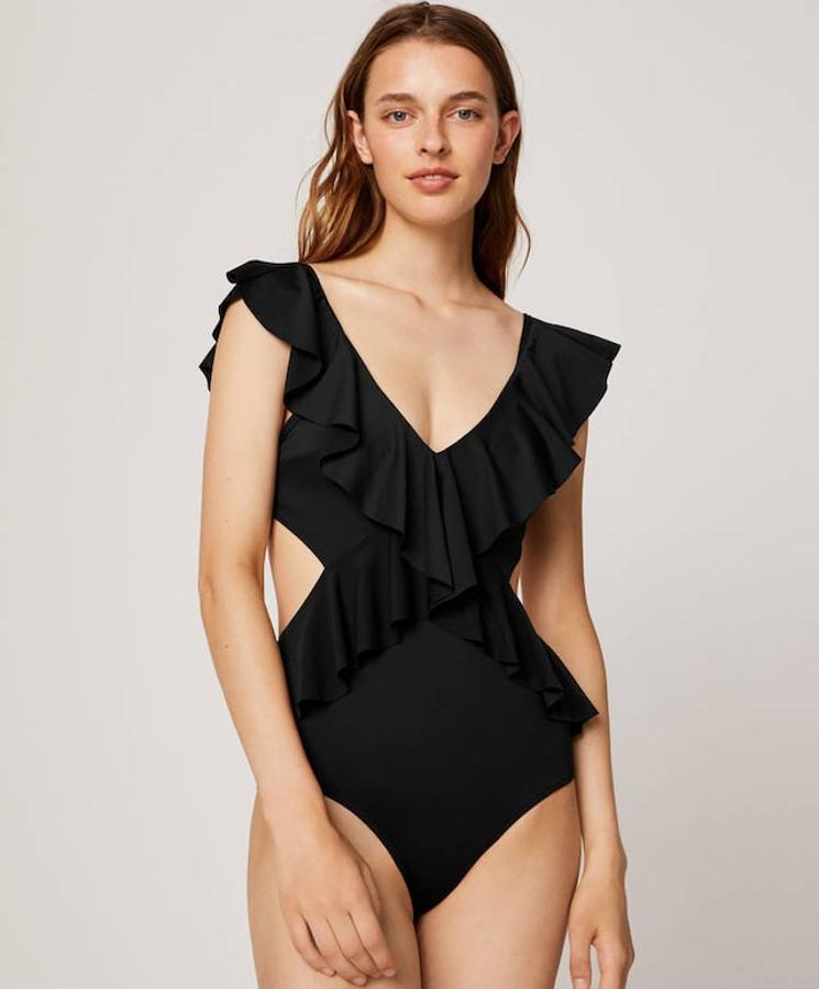 No hemos podido evitar colar en esta galería este trikini negro de Oysho con volantes cruzados en el cuerpo y los tirantes. Cuesta 35,99 euros y está disponible entre las tallas S, M y L.