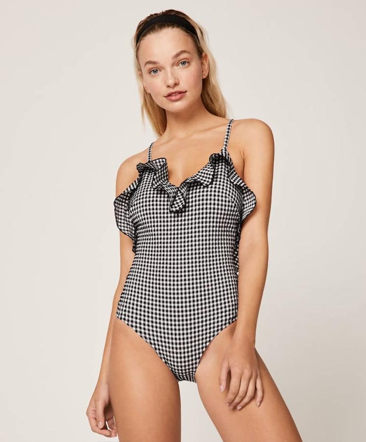 En Oysho hemos encontrado este bañador triangular con estampado de cuadro vichy con volante a lo largo del escote y la espalda. Cuesta 35,99 euros y está disponible en las tallas S, M y L.