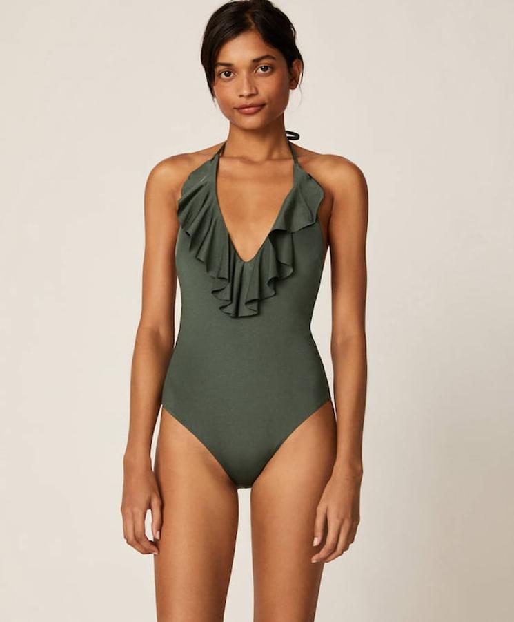 Con la espalda al aire y tirante al cuello, este bañador de Oysho en verde caqui tiene el volante en el escote para estilizar la figura. Cuesta 29,99 euros y está disponible en las tallas S, M y L.