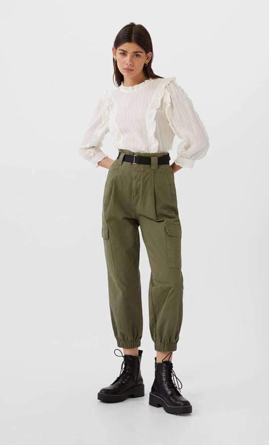 Este pantalón de Stradivarius viene con bajo por encima del tobillo y cintura entallada, para ayudarnos a estilizar nuestra figura. De 19,99 euros ha pasado a 9,99 y está disponible entre las tallas XS y L.