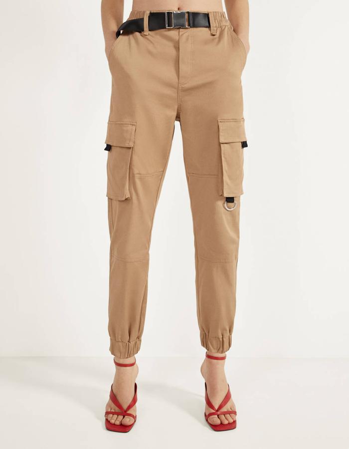 Pantalones cargo en color beige hay muchos, pero este de Bershka nos ha gustado especialmente porque estrecha su diseño en la pierna para estilizarla. De 25,99 euros ha pasado a costar 15,59 euros, y está disponible entre las tallas XS y XL.