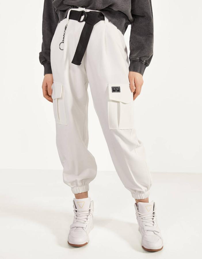 En esta selección no podía faltar uno de los tonos más primaverales, el blanco. Este pantalón cargo es de Bershka, de 25,99 euros ha pasado a costar 12,99 euros y está disponible entre las tallas 32 y 40.