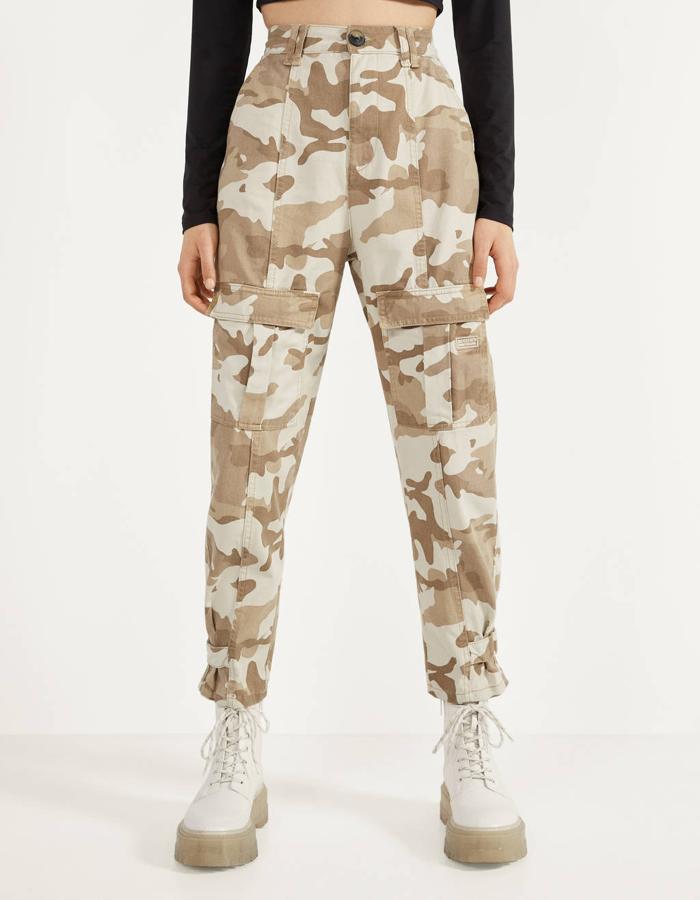 El estampado camuflaje y el diseño cargo son viejos compañeros y en Bershka han apostado por este diseño en tonos marrones que de 22,99 euros ha pasado a 13,79 euros. Está disponible entre las tallas 32 y 42.