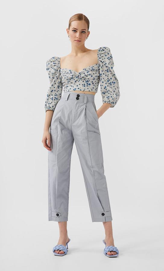 Uno de nuestros diseños favoritos es este de Stradivarius en color gris con bajo ajustado con botones y originales bolsillos sin solapa. De 25,99 euros ha pasado a costar 12,99 euros y está disponible entre las tallas 34 y 42.