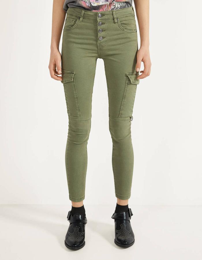 Otra de las propuestas de Bershka es este pantalón cargo de tiro alto en color caqui. De 19,99 euros ha pasado a 11,99 euros y está disponible entre las tallas 32 y 42, aunque esta última se está agotando.