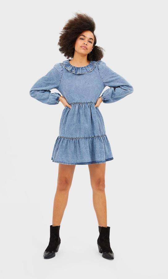 Falda acabada en volantes, y volante en el cuello, este vestido en denim claro es de Stradivarius y de 29,99 euros ha pasado a costar 14,99 euros. Está disponible en las tallas S, M y L, aunque la primera se está agotando.
