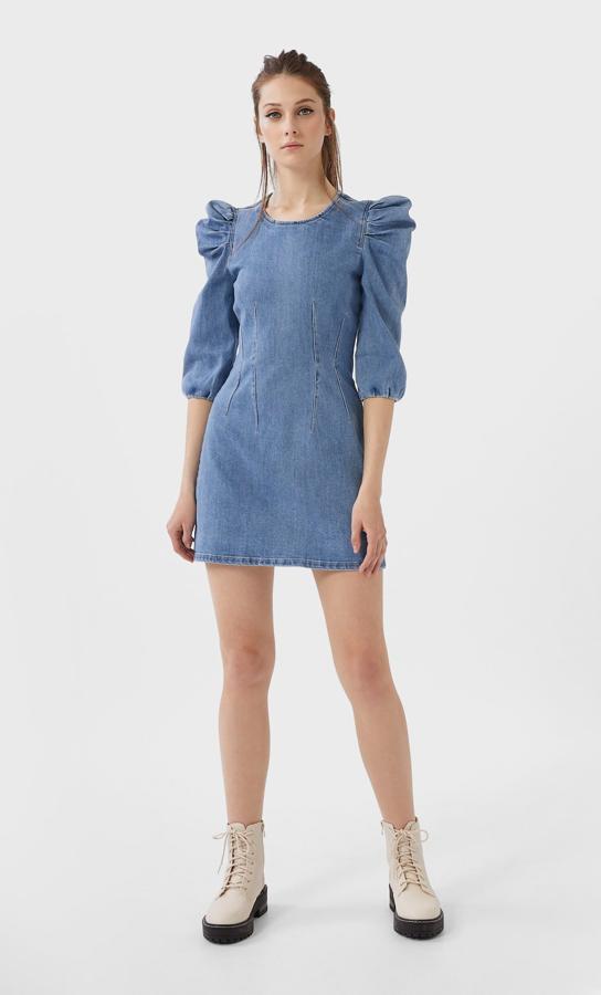 Con cintura ceñida y mangas abullonadas acabadas en el codo, este vestido denim es de Stradivarius y cuesta 25,99 euros. Se está agotando en las tallas M y L.