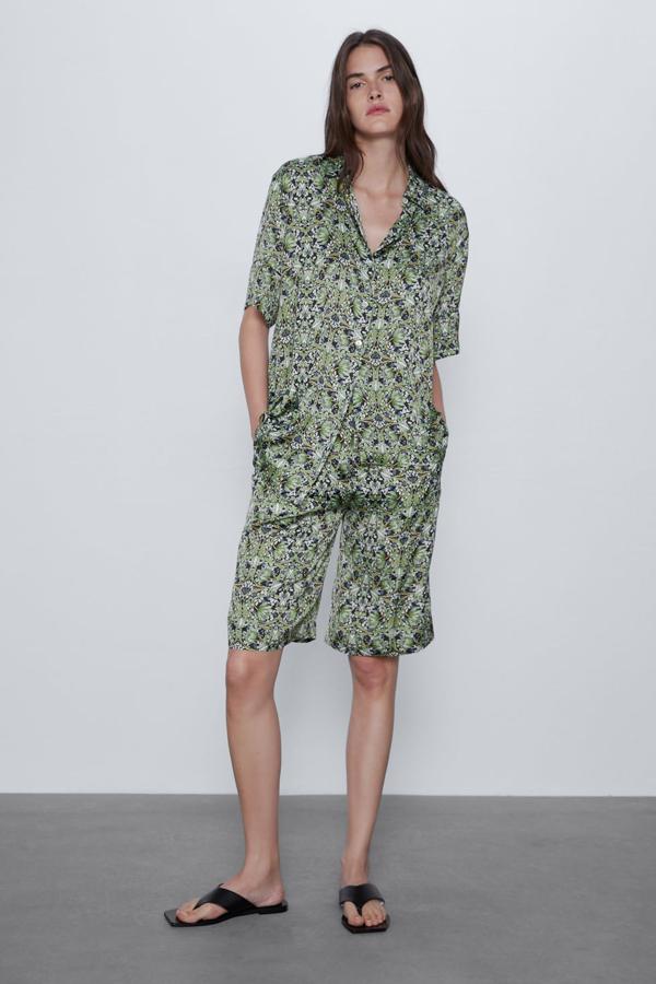 Estas son unas bermudas de capricho, maravillosas para llevar con su camisa a juego, pero también estupendas para actualizar las camisetas, camisas blancas o de rayas, jerseys de punto y blazers que ya tenemos en el armario. Son de Zara (29,95 euros).