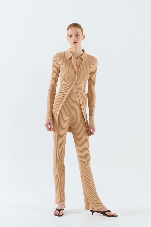 Estiliza, son cómodos y están a la última. En Sfera han dado en el clavo con estas dos piezas de canalé en color camel (el pantalón son 25,99 y el jersey, 23,99 euros).