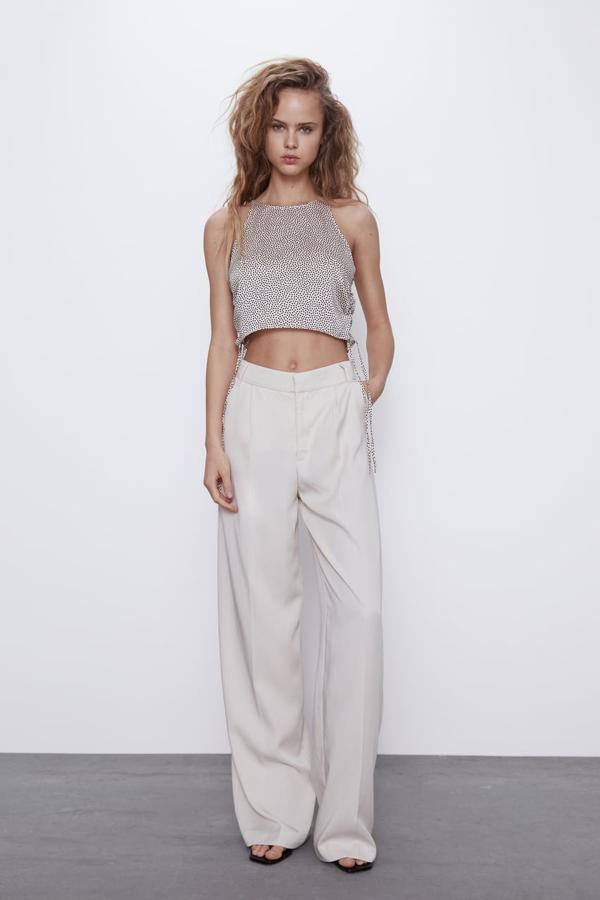 Crop top estampado con lazos ajustables a los lados, (15,95 euros).