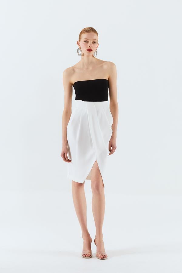 ¿Eres de falda cuando llega el buen tiempo? Las de corte pareo favorecen a todas las siluetas y si apuestas por un modelo en blanco como este, combínala con negro y triunfarás (29,99 euros).