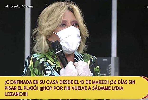 Lydia Lozano convenientemente protegida en el plató de 'Sálvame'.