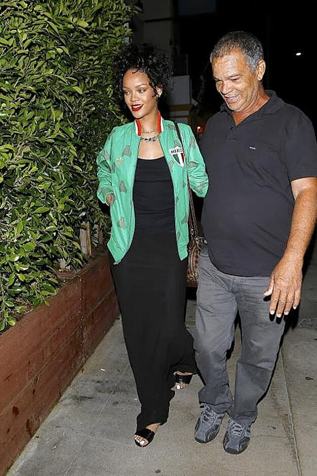 Rihanna junto a su padre, al que acaba de salvar la vida, en una imagen de 2014.