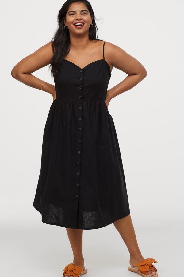 El vestido negro que llevarás desde ya hasta que termine la temporada de calor es universalmente favorecedor. Lo puedes llevar con cárdigan, bajo una sudadera o sobre una camiseta. El diseño es midi, de tirantes finos, con fruncidos para que el cuerpo ajuste perfctamente y confeccionado en una mezcla de lino y algodón: caída asegurada. Este es de H&M y cuesta 29,99 euros.