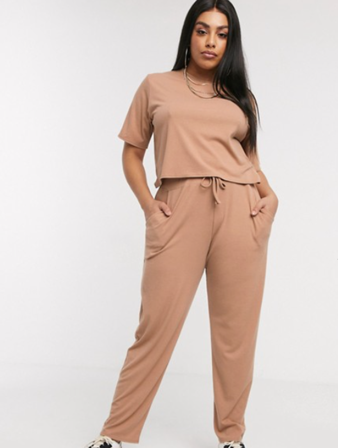 Sigue siendo uno de los colores más solicitados en la compra online, pero nos convence especialmente en este conjunto de joggers y camiseta, que apuesta por el impacto monocromático y el estilo deportivo. Puede ser tu básico para casa o de fin de semana y los encontras en Boohoo a un precio súper accesible: 39,99 euros las dos piezas.