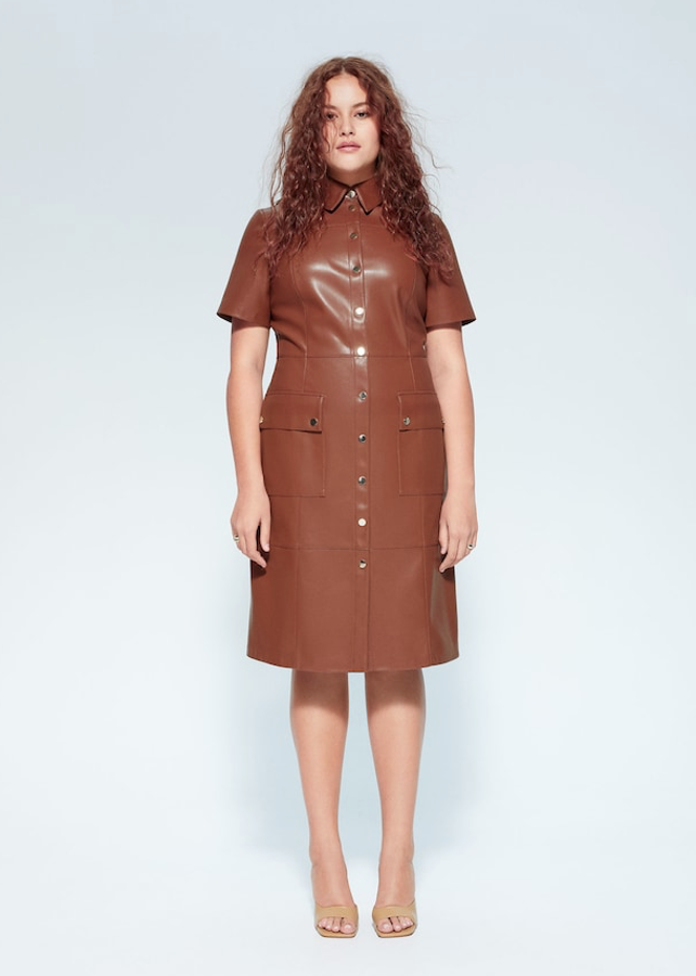 Continúa la fascinación de la tendencia por este material, adaptado a la temporada primaveral en diseños súper clase. Este vestido efecto piel de Violeta (59,99 euros) tiene manga corta y va entallado, para favorecer al máximo la silueta.