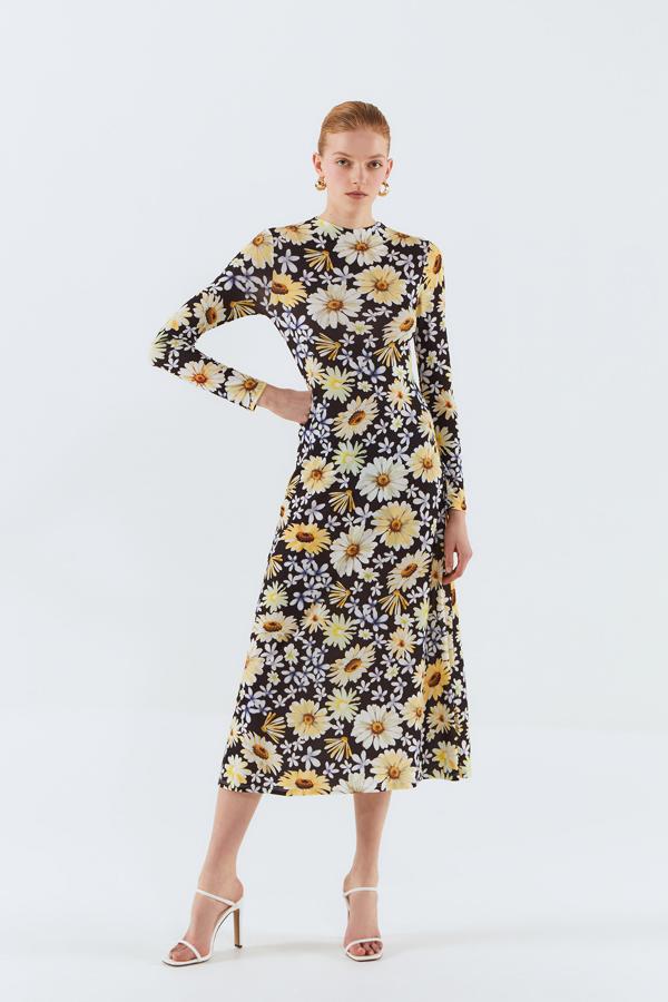 No hay primavera sin flores y si son margaritas, mejor aún. No nos hemos podido resistir a este vestido midi en punto de seda con uno de los estampados más atractivos de todo el low cost (25,99 euros).