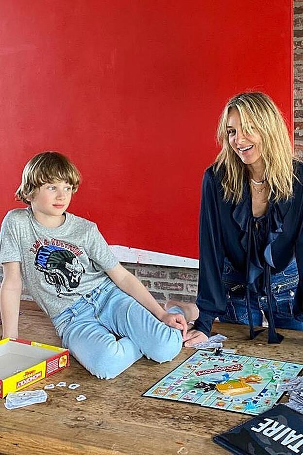 Cecilia Bönström, diseñadora creativa de Zadig&Voltaire, con su hijo.