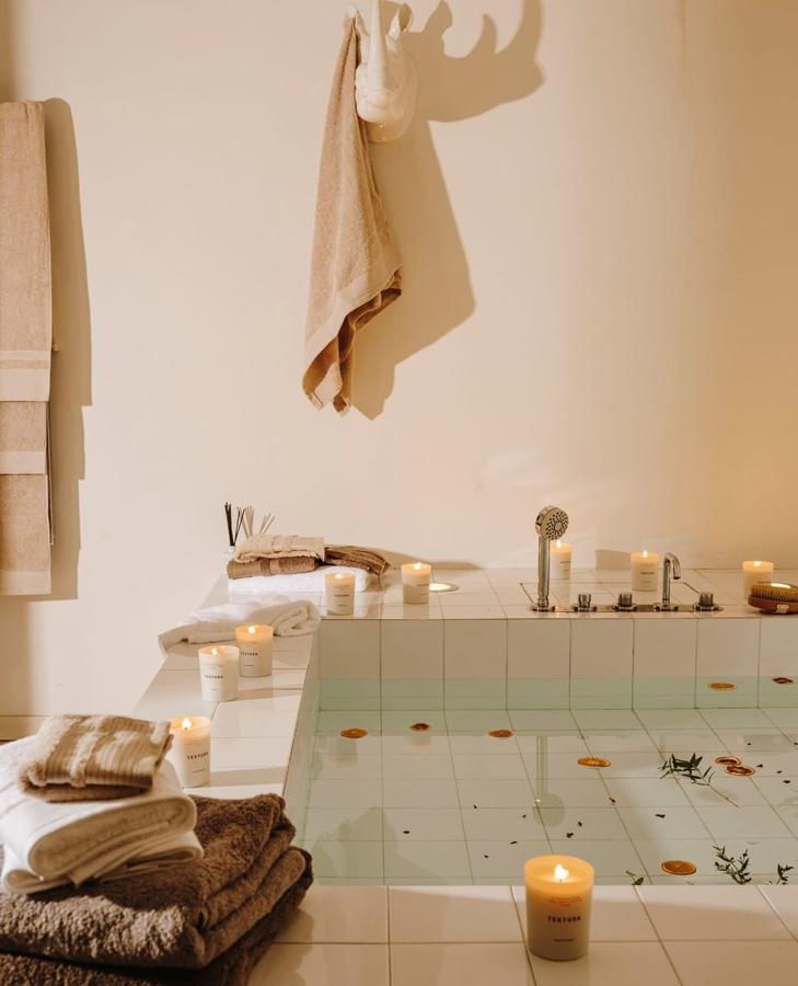 ¿Necesitas toallas nuevas y quieres darle un aire diferente a tu baño? ¡Velas y colores tierra son la clave! Toallas, (desde 5 euros) y velas, (22 euros).