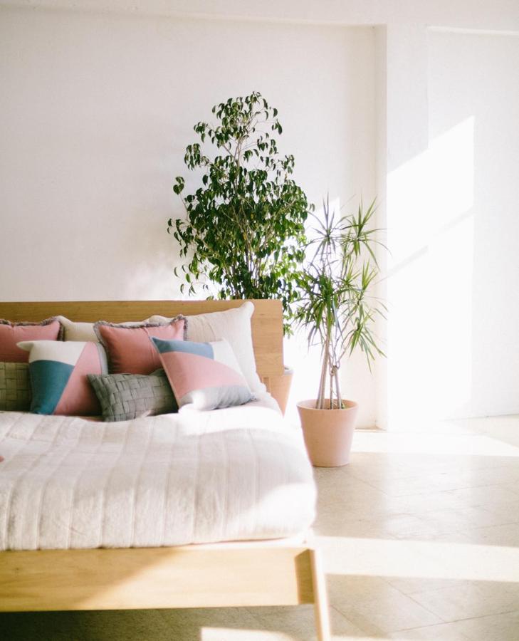 La ropa de cama juega un papel fundamental a la hora de cambiar la decoración. Fundas de almohada, (desde 12,90 euros).