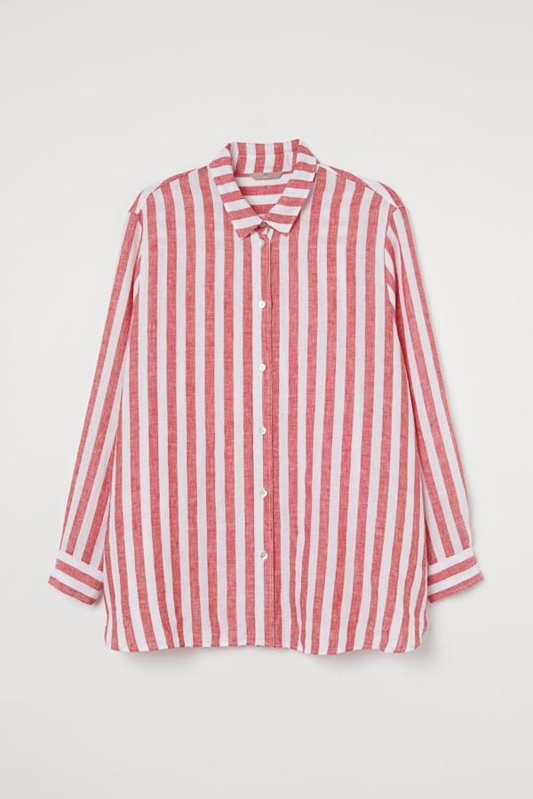 Camisa de lino a rayas rojas y blancas de H&M, (29,99 euros).