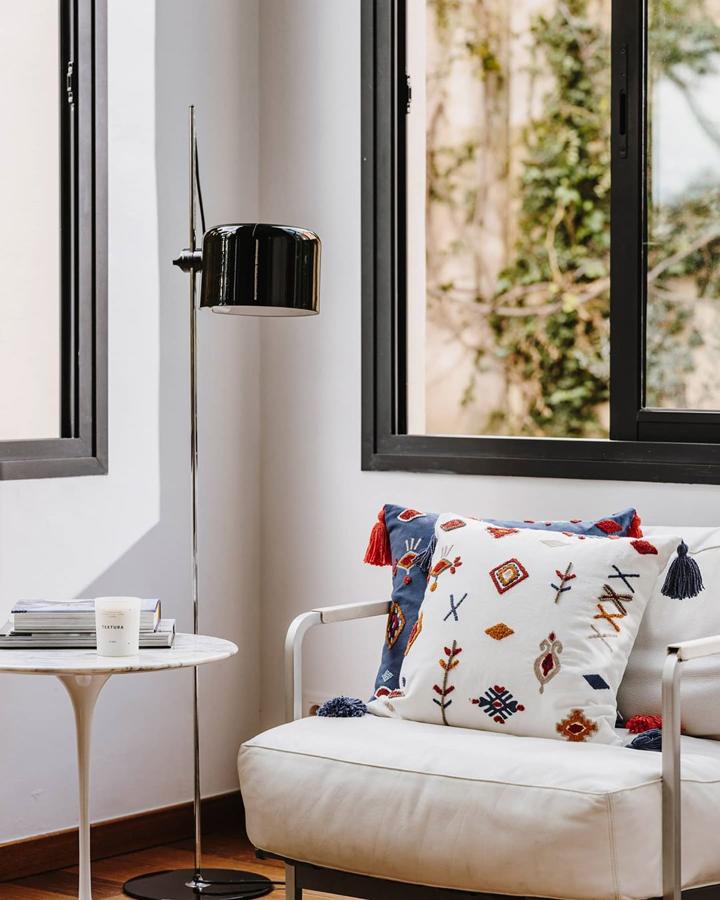 Solo tienes que escoger un estampado vivo que de alegria al espacio y... voilà! Esquina de lectura ideal.