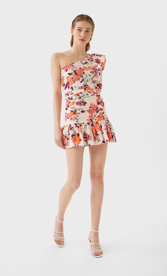 Hace días que nos habíamos enamorado  de este conjnto de Stradivarius , con falda mini drapeada con volante (19,99 euros) y top asimétrico (17,99 euros).