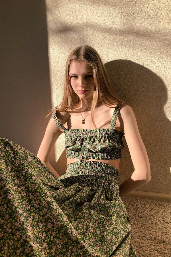 En su versión más romántica, con top de tirantes y detalles de gomas (19,99 euros) y falda de vuelo, también con gomas (25,95). Todo de Zara.