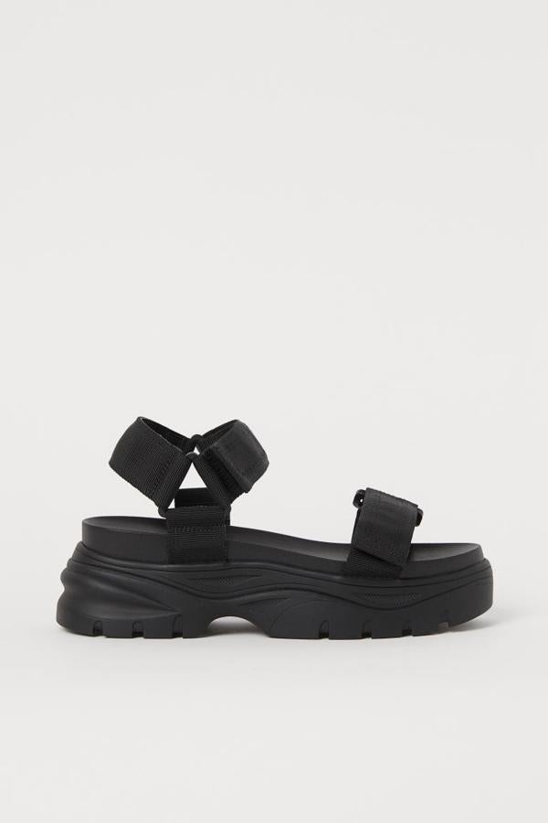 Sandalias de estilo deportivo 'total black', de H&M (24,99 euros).