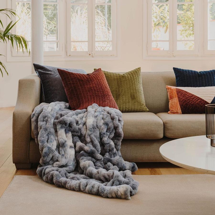 Cojines de terciopelo y mantas peluditas para las noches de frío y lluevia. ¡Un claro sí! Manta, (122 euros).