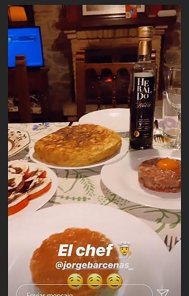 Esta es la foto que demuestra que a Jorge Bárcenas no se le da nada mal meterse en la cocina.