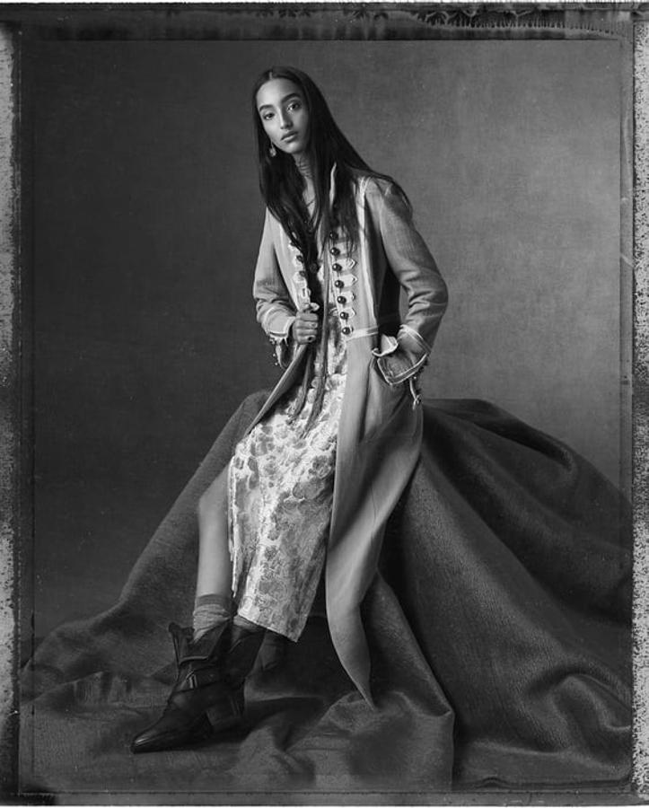 Abrigo militar en un tono verde empolvado, largo hasta los pies, de la nueva colección de Zara (149 euros).