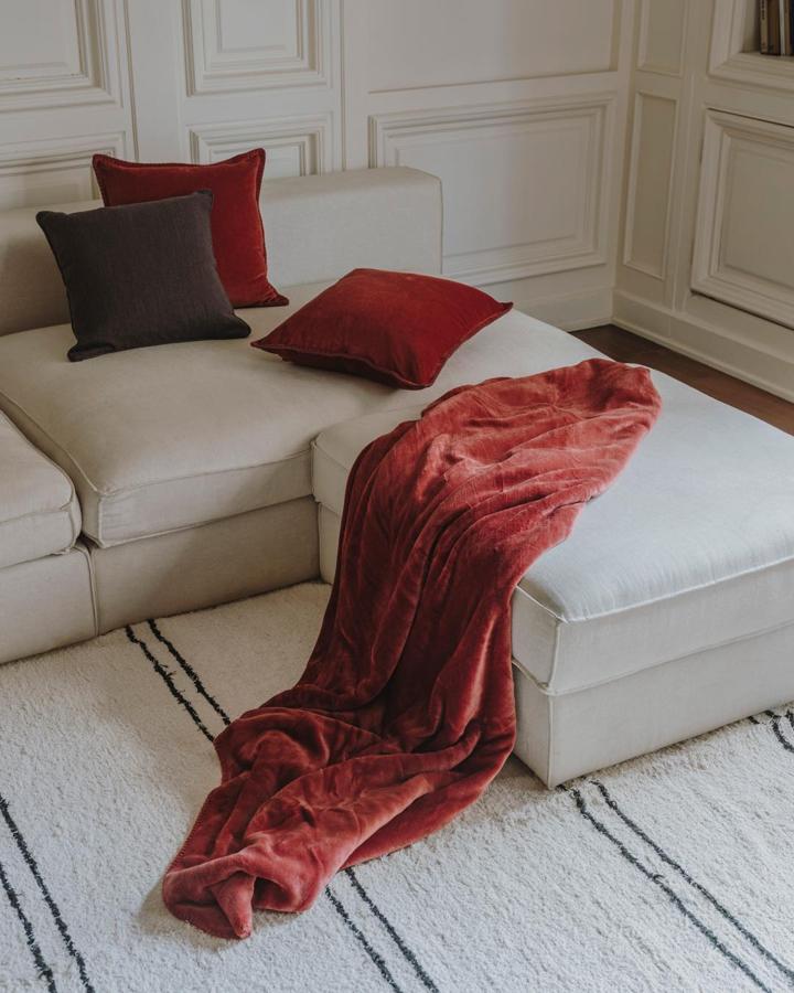 Un rincón blanco pide a gritos algo de color. Menos es más, sobre todo ahora que pasamos mucho tiempo en casa.