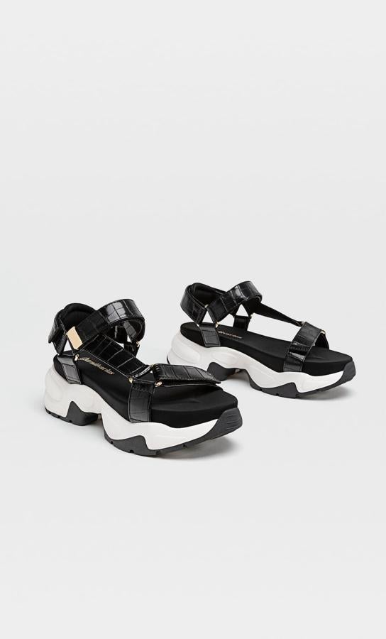 Sandalias deportivas con tiras acharoladas y suela blanca, de Stradivarius (29,99 euros).