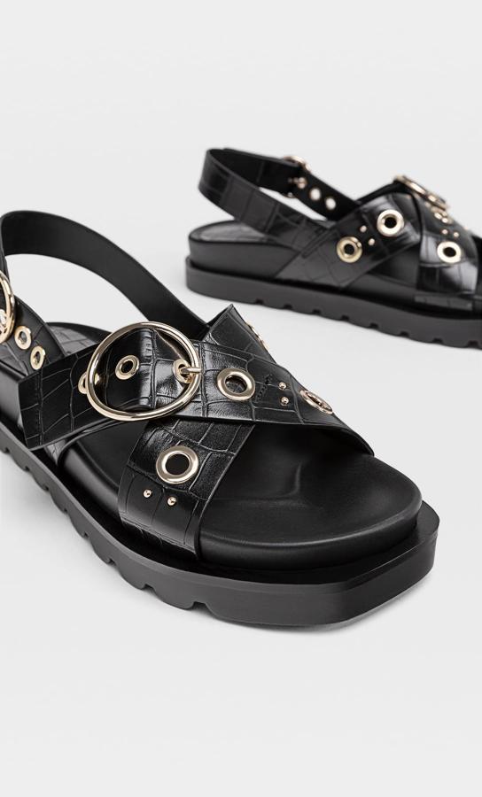 Sandalias negras con efecto piel de serpiente, de Stradivarius (25,99 euros).