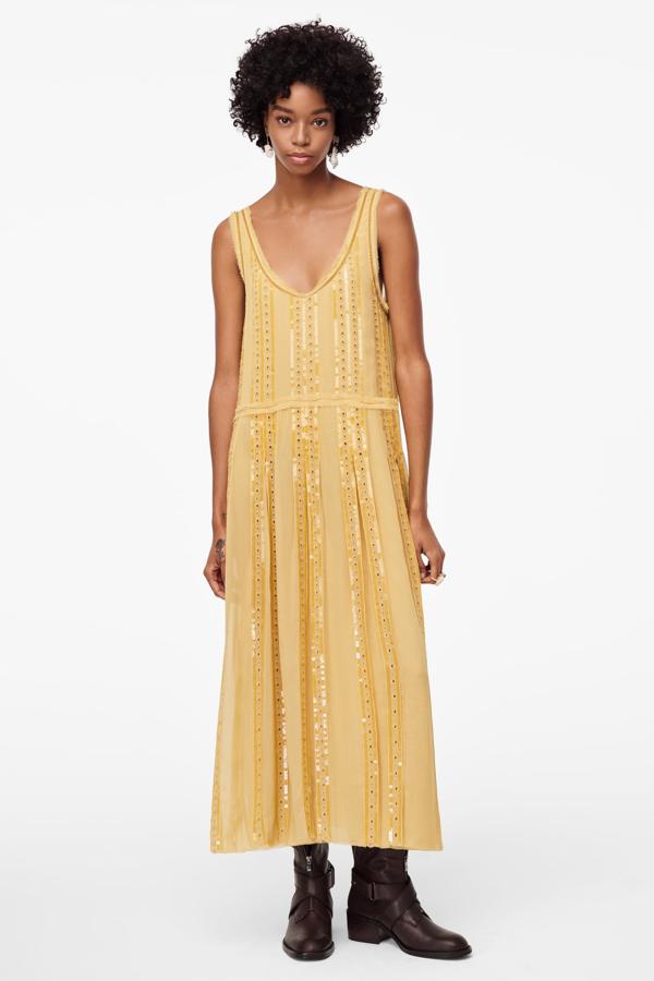 Vestido de gasa con detalles de lentejuelas en amarillo, de la nueva colección de Zara (89,95 euros).