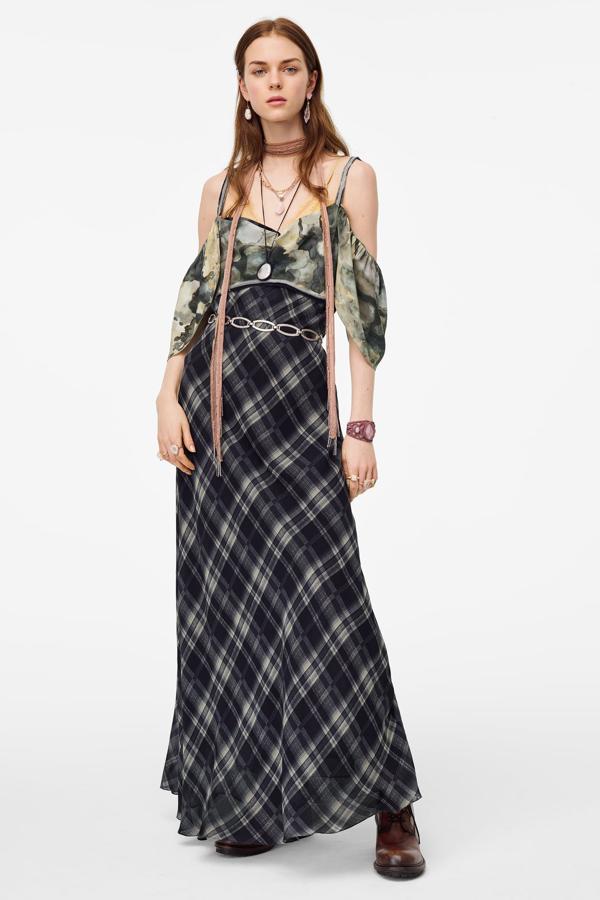 Vestido de tirantes con mix de estampados de flores y cuadros, de la nueva colección de Zara (89,95 euros).