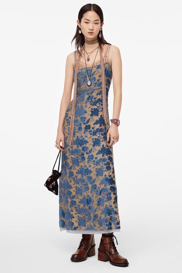 Vestido combinado con flores de terciopelo en azul y espalda cruzada con tiras que se ajustan al cuerpo, de la nueva colección de Zara (99,95 euros).