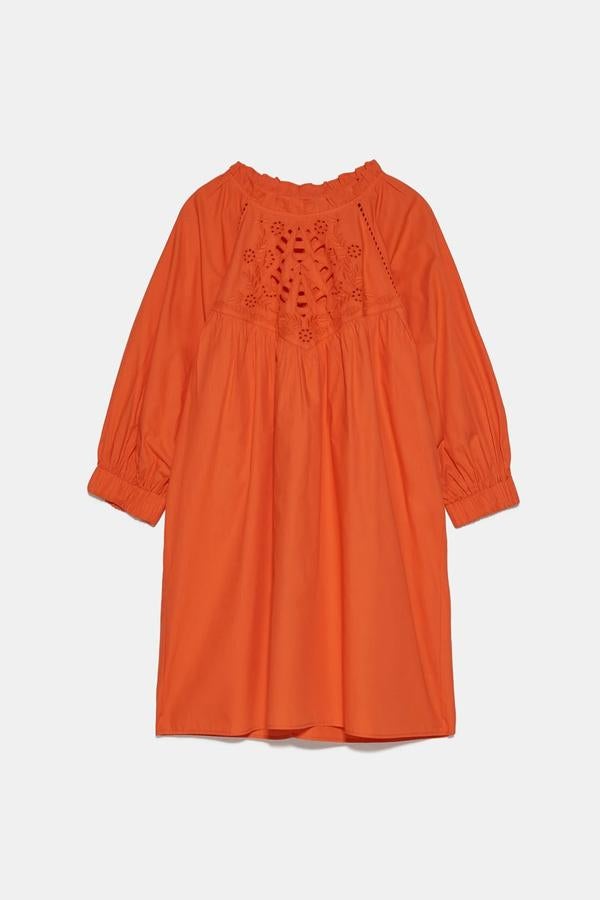 El naranja está muy presente en las nuevas colecciones, y este minivestido bordado es perfecto para sumarse a la tendencia. Lleva el cuello subido, la manga por debajo del codo acabada en elástico y bordados perforados (29,95 euros).