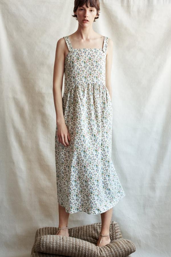 Vestido midi de escote recto y tirantes, con un precioso estampado de flores pequeñas sobre fondo arena. Lleva un detalle de pliegues en el delantero y cierra con botones en los tirantes (29,95 euros).